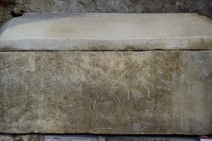 France, Isère (38), Vienne, musée lapidaire dans l'église Saint-Pierre, sarcophage de Saint Léonien datant du VIème siècle avec inscription des symboles des premiers chrétiens