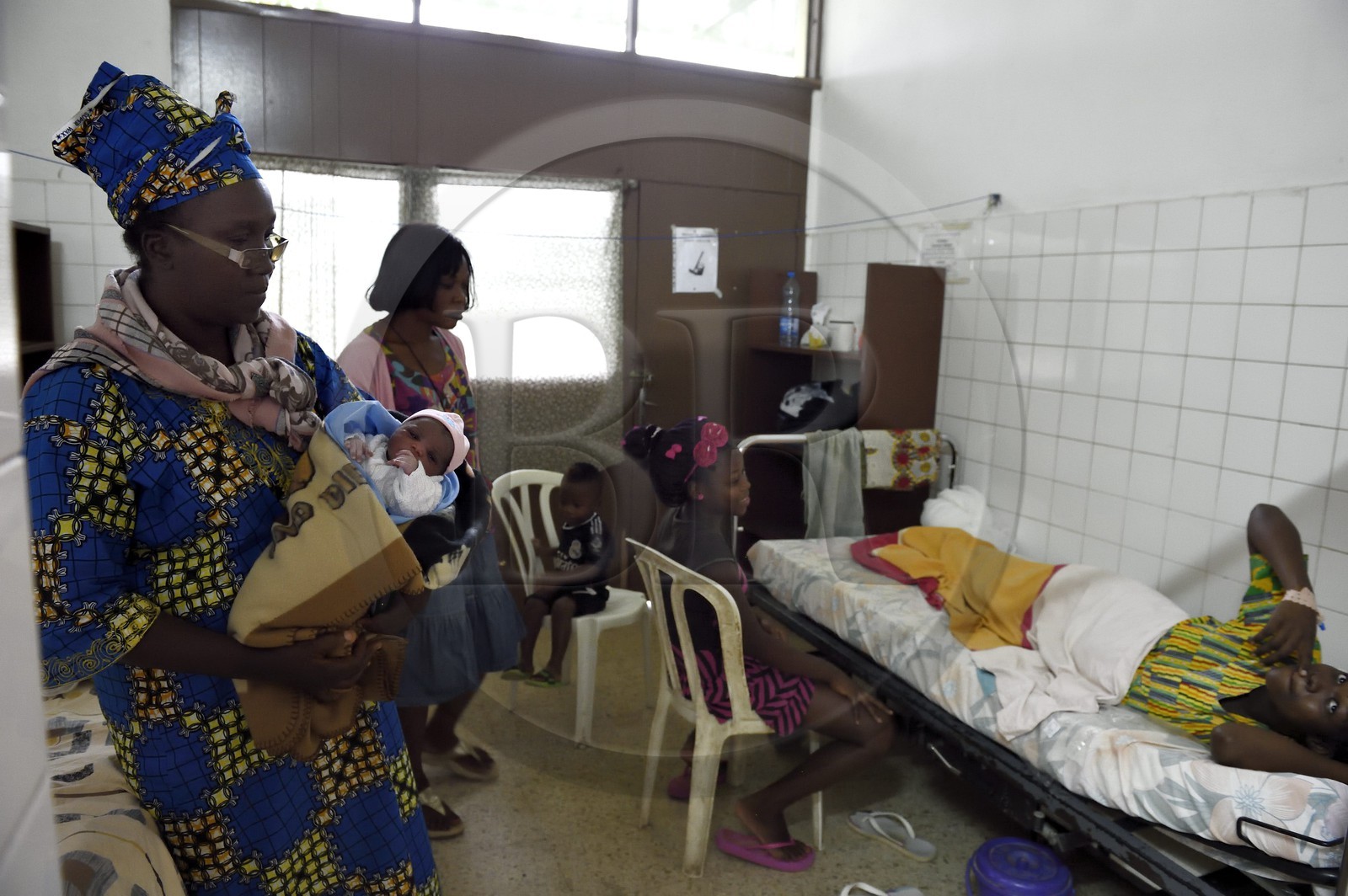 Gabon, Province du Moyen-Ogooué, Lambaréné, Hopital Albert Schweitzer, la Maternité, Ruth bébé de moins de deux heures dans les bras de sa grand-mère
