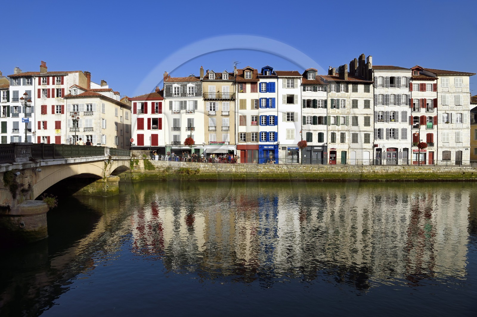 France, Pyrénées-Atlantiques (64), Pays-Basque, Bayonne, les quais de la Nive, quai Augustin Chaho et le pont Pannecau