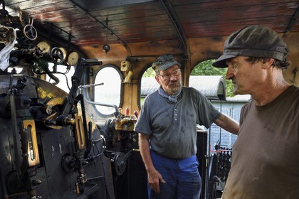 France, Alpes-Maritimes (06), Puget Théniers, locomotive en chauffe, Daniel Bonneau (mécanicien et donc conducteur de locomotive) et Frederic Laugier (chauffeur) bénévoles du G.E.C.P. qui restaure et exploite le Train des Pignes, l'équipe dans la cabine