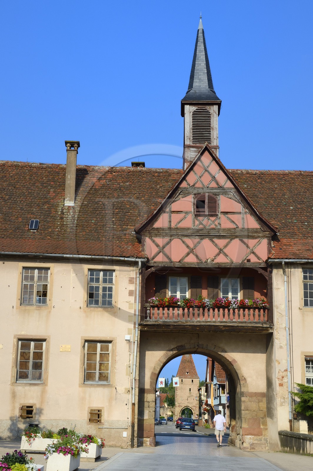France, Bas-Rhin (67), Rosheim, rue du Général de Gaulle, Porte de l'Ecole et porte de la Vierge en arrière-plan