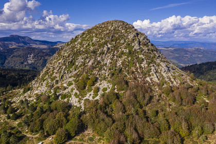 France, Ardèche (07), parc naturel régional des Monts d'Ardèche, Massif du Mézenc, le Mont Gerbier-de-Jonc (suc de 1551 m) où la Loire trouve sa source (vue aérienne)