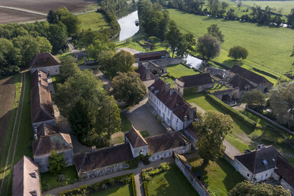 France, Côte-d'Or (21), Buffon, la Grande Forge de Buffon alimenté par l'Armançon, le canal de Bourgogne en arrière plan (vue aérienne)