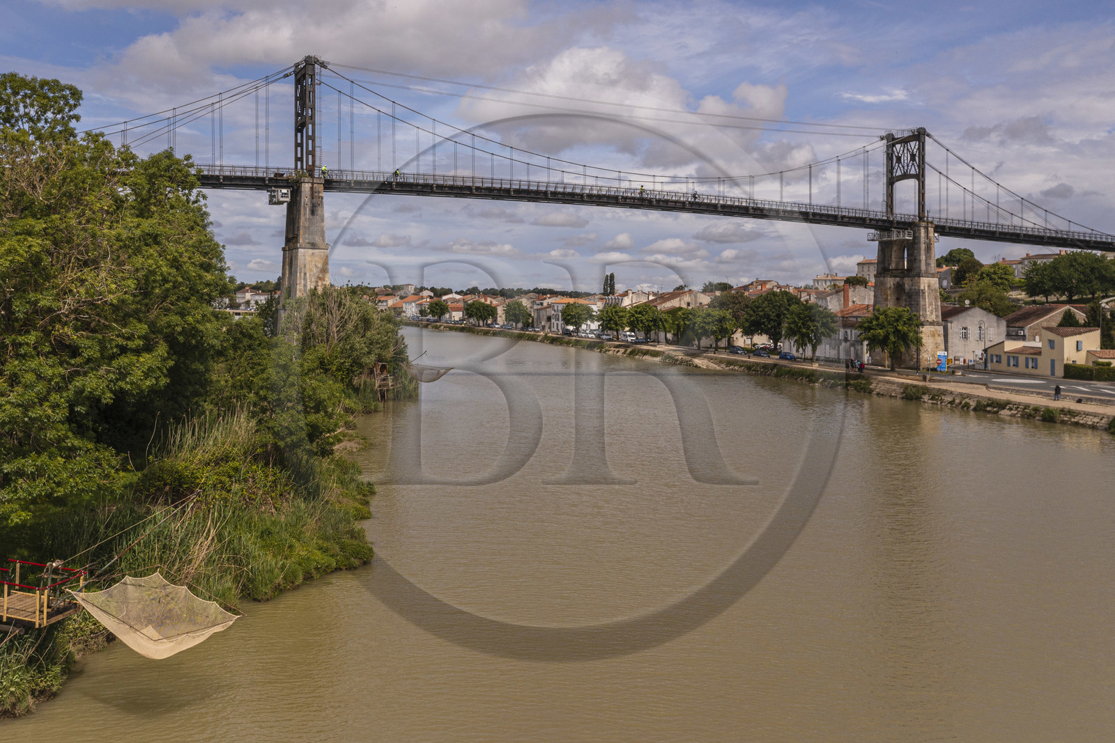 France, Charente-Maritime (17), Saintonge, Tonnay-Charente, le pont suspendu construit en 1842 au dessus de la Charente (vue aérienne)