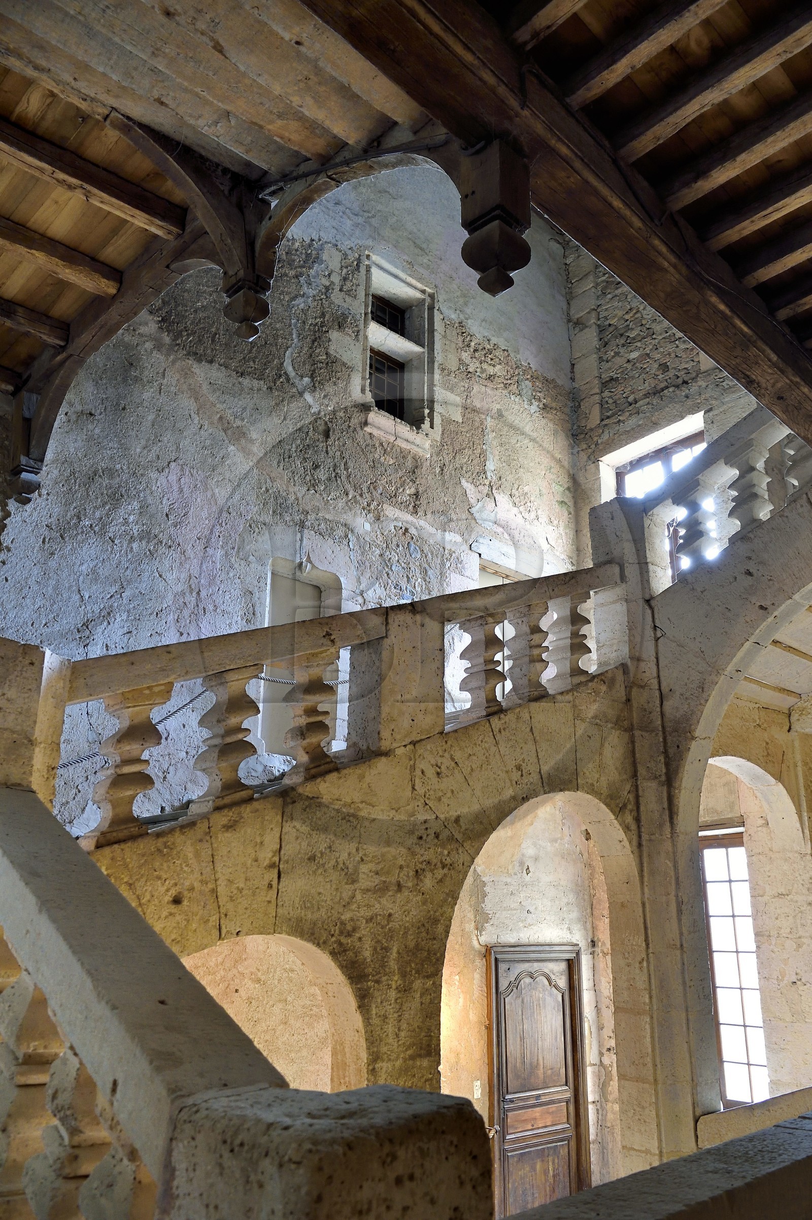 France, Dordogne (24), Périgord Vert, Saint-Jean-de-Côle, labellisé Les Plus Beaux Villages de France, le Chateau de la Marthonye ou Marthonie, le grand escalier XVIIème siècle et l'ancienne façade du chateau du Xvème siècle