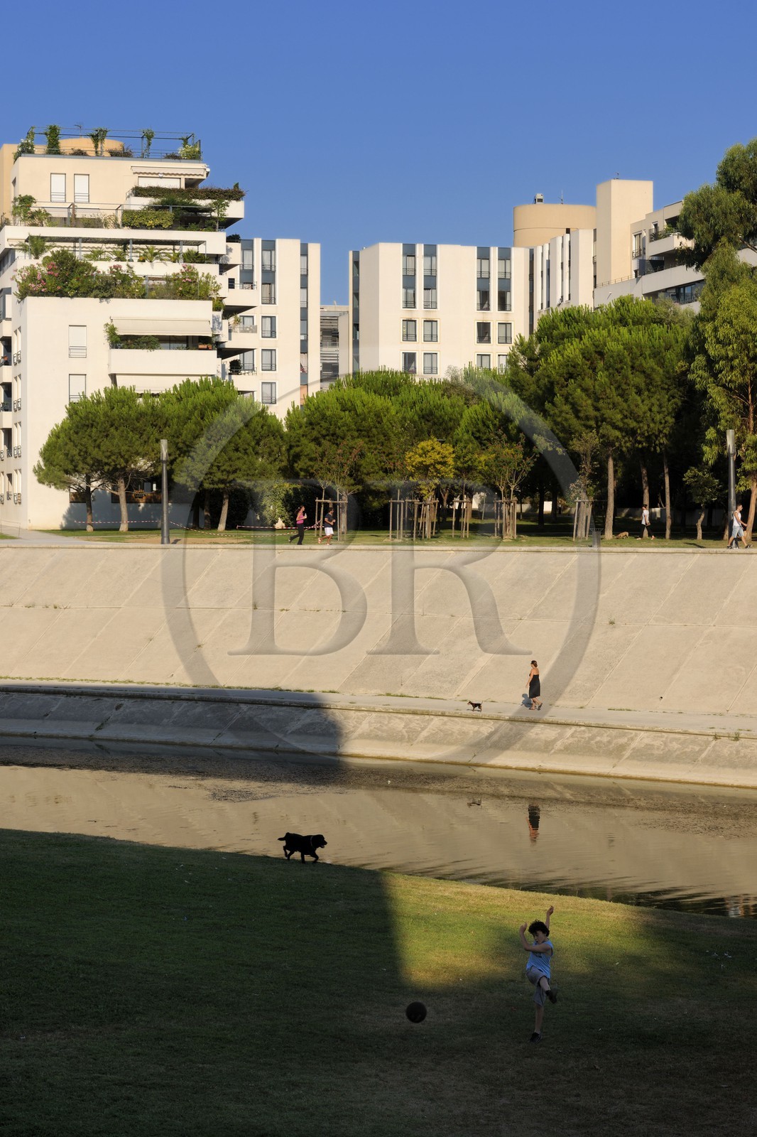 France, Hérault (34), Montpellier, immeuble le long de la rivière Lez