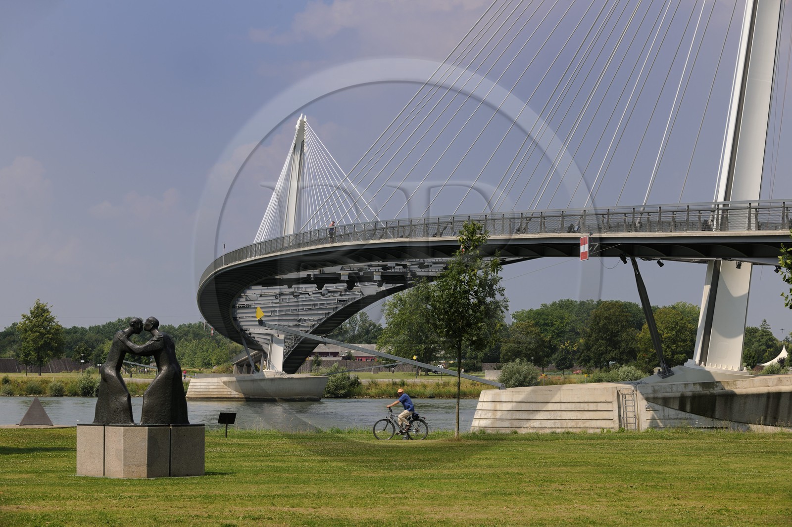 France, Bas-Rhin (67), Strasbourg, la Passerelle Mimram sur le Rhin et le Jardin des Deux Rives du côté allemand à Kehl