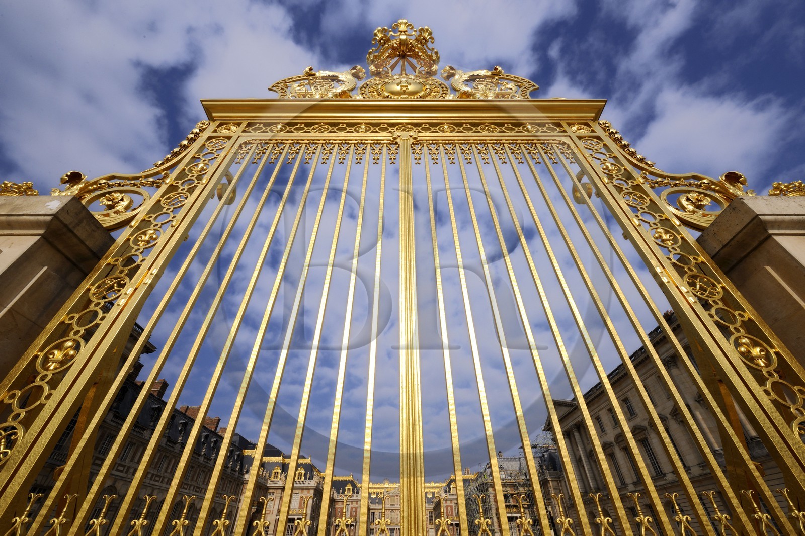 France, Yvelines (78), château de Versailles, classé Patrimoine Mondial de l'UNESCO, porte de la grille royale dessinée par Mansart séparant la cour royale restaurée en juin 2008