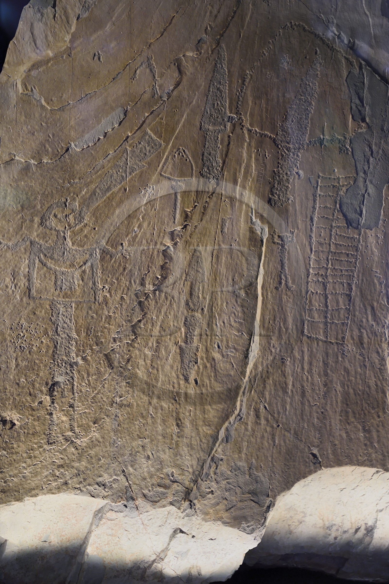 France, Alpes-Maritimes (06), vallée de la Roya, Tende, musée départemental des Merveilles, rocher original de la Vallée des Merveilles avec la gravure dite du Chef de Tribu, figure anthropomorphe à gauche, des poignards et un grand réticulé de 32 cases qui symboliserait les champs cultivés à droite
