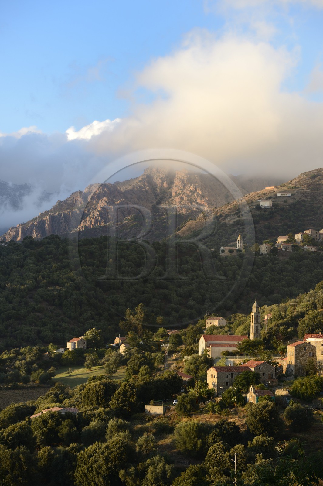 France, Corse-du-Sud (2A), région de Sartène, village de Fozzano et Santa Maria Figaniella en arrière plan