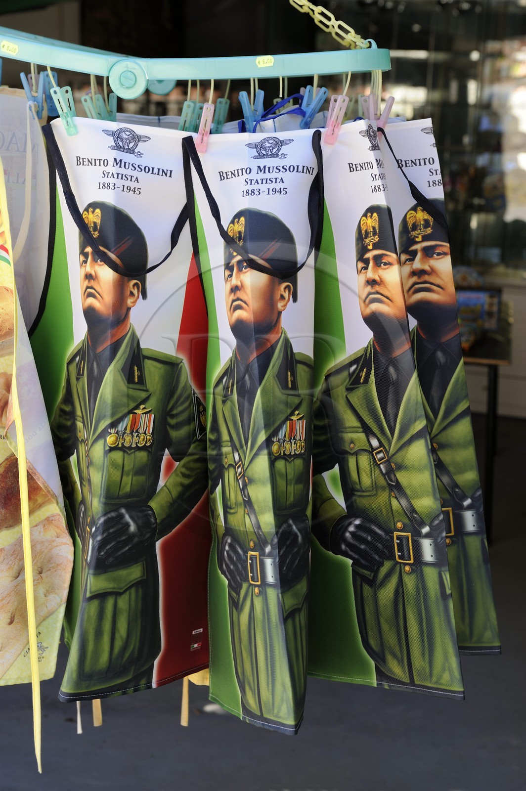 Italie, Toscane, l’Ile d’Elbe, tabliers de cuisine à l'effigie de Mussolini