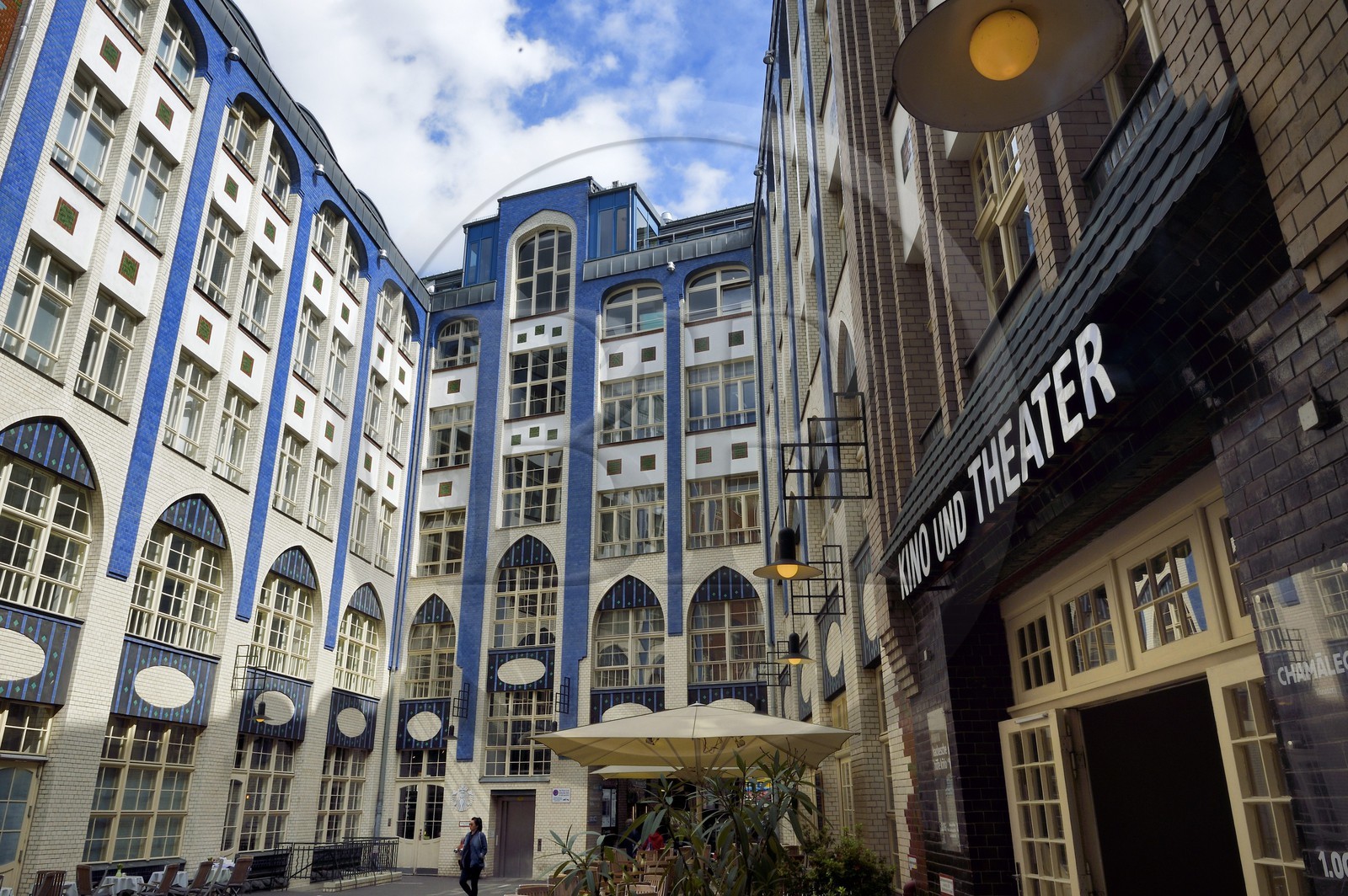 Allemagne, Berlin, Spandauer Vorstadt, Hackesche Höfe, première cour (HOF 1) dessinée dans le style Jugendstil par l'artiste allemand August Endel en 1907