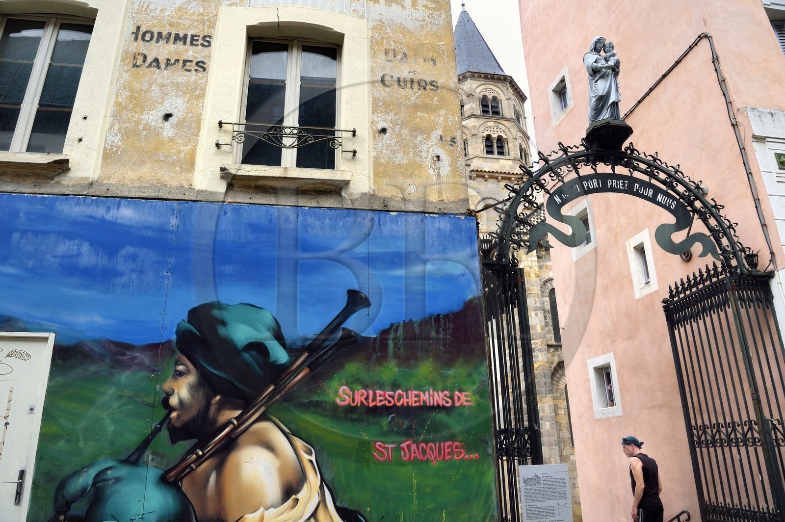 France, Puy-de-Dôme (63), Clermont-Ferrand, basilique Notre-Dame-du-Port de style roman auvergnat, classée Patrimoine Mondial de l'UNESCO au titre des Chemins de Saint-Jacques-de-Compostelle en France, statue de la Vierge à l'entrée rue du Port