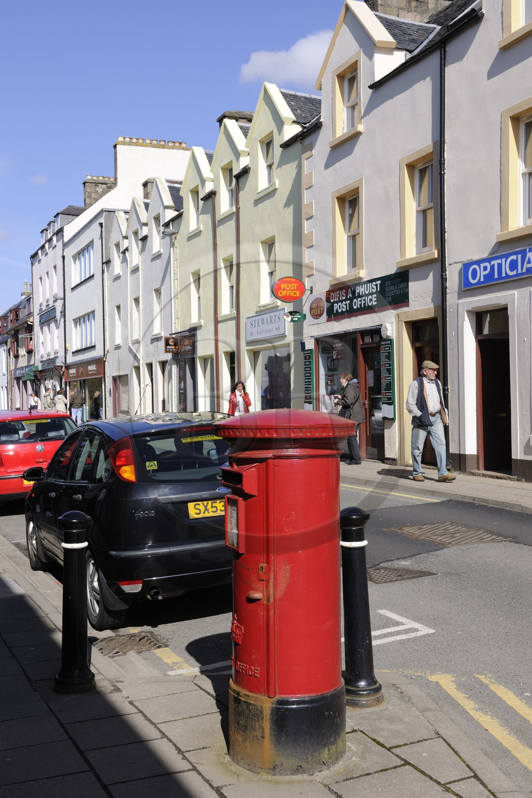 Royaume-Uni, Ecosse, région des Highlands, les Hébrides, île de Skye, port de Portree, la rue principale avec sa petite poste