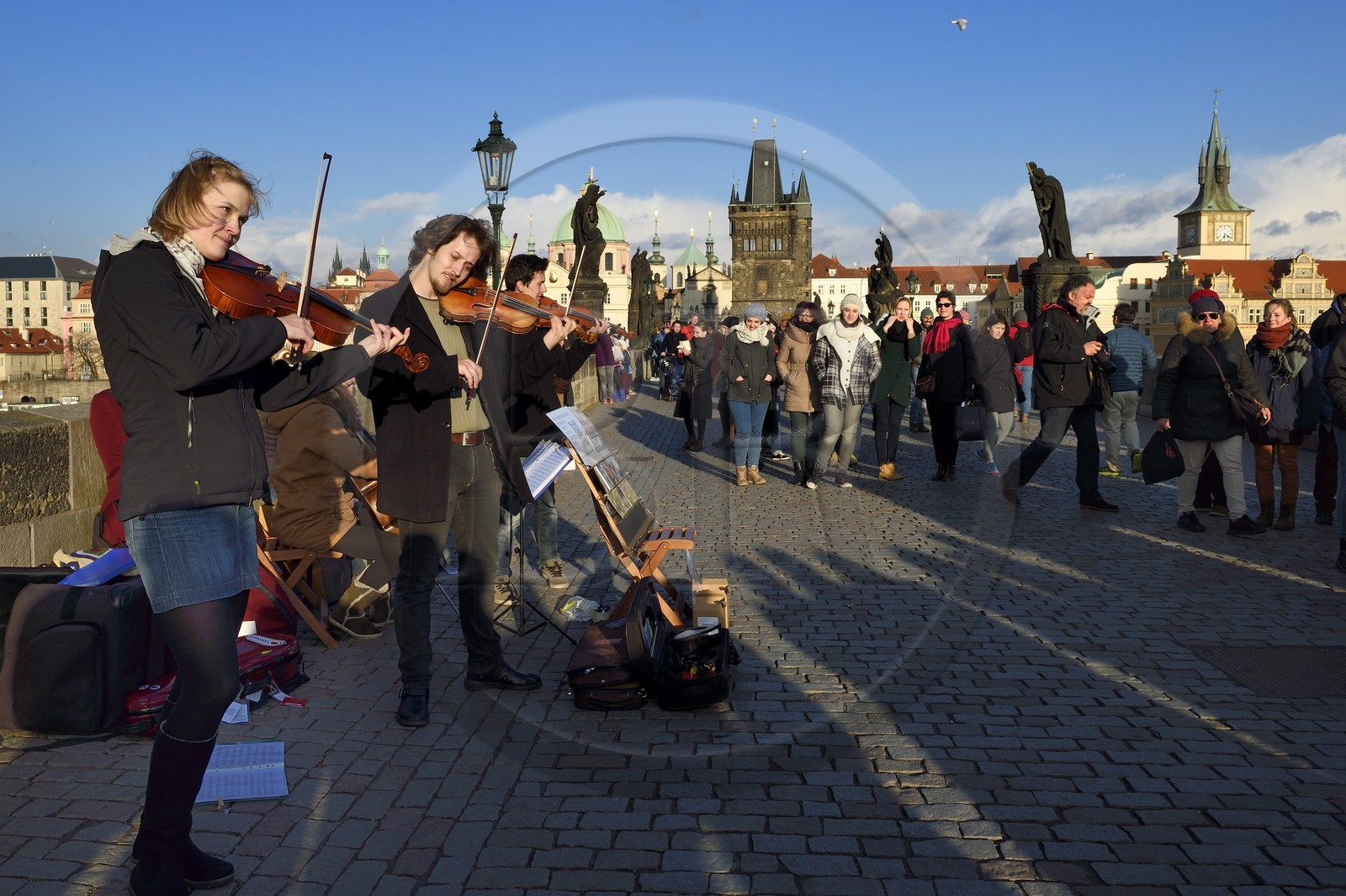 République Tchèque, Prague, centre historique classé Patrimoine Mondial de l' UNESCO, concert de violonistes sur le pont Charles (Karluv Most ou Karlov Most) sur la rivière Vltava