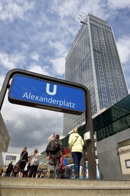 Allemagne, Berlin, Berlin-Mitte, U Bahn, sortie de la station de métro Alexanderplatz