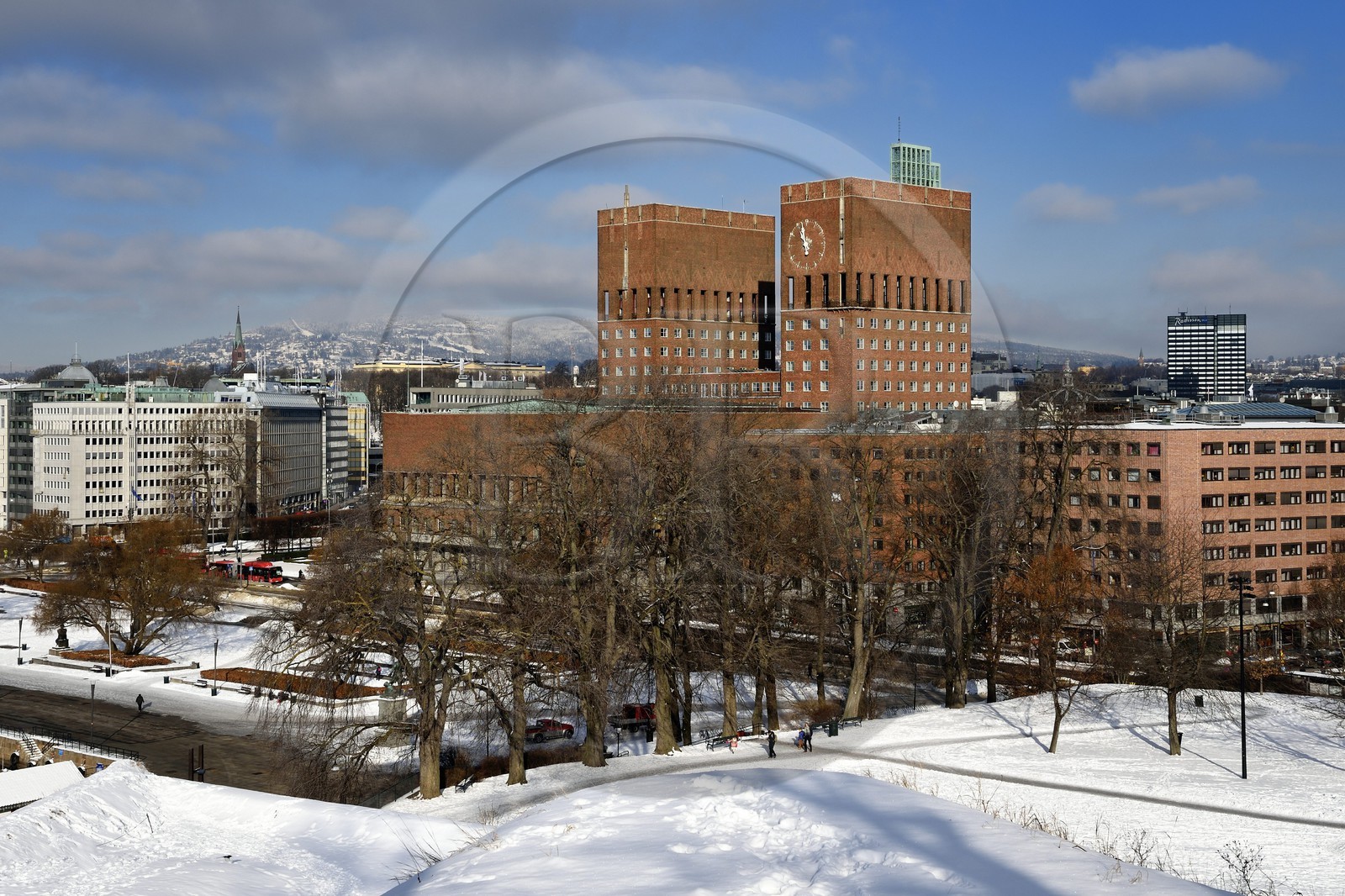 Norvège, Oslo, l'hotel de ville (Radhuset) sous la neige
