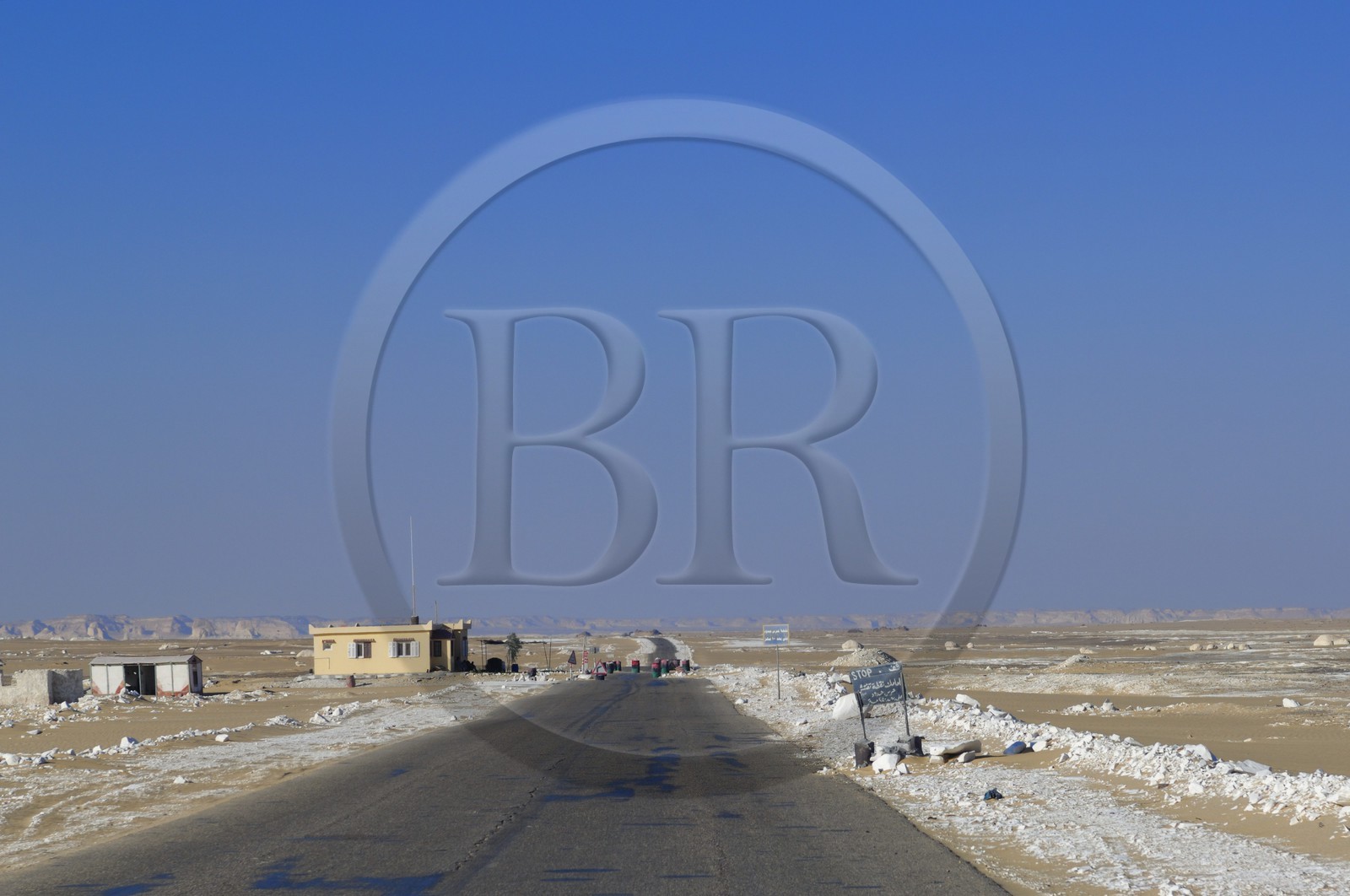 Egypt, Libyan Desert, the White Desert North of Farafra, traffic control