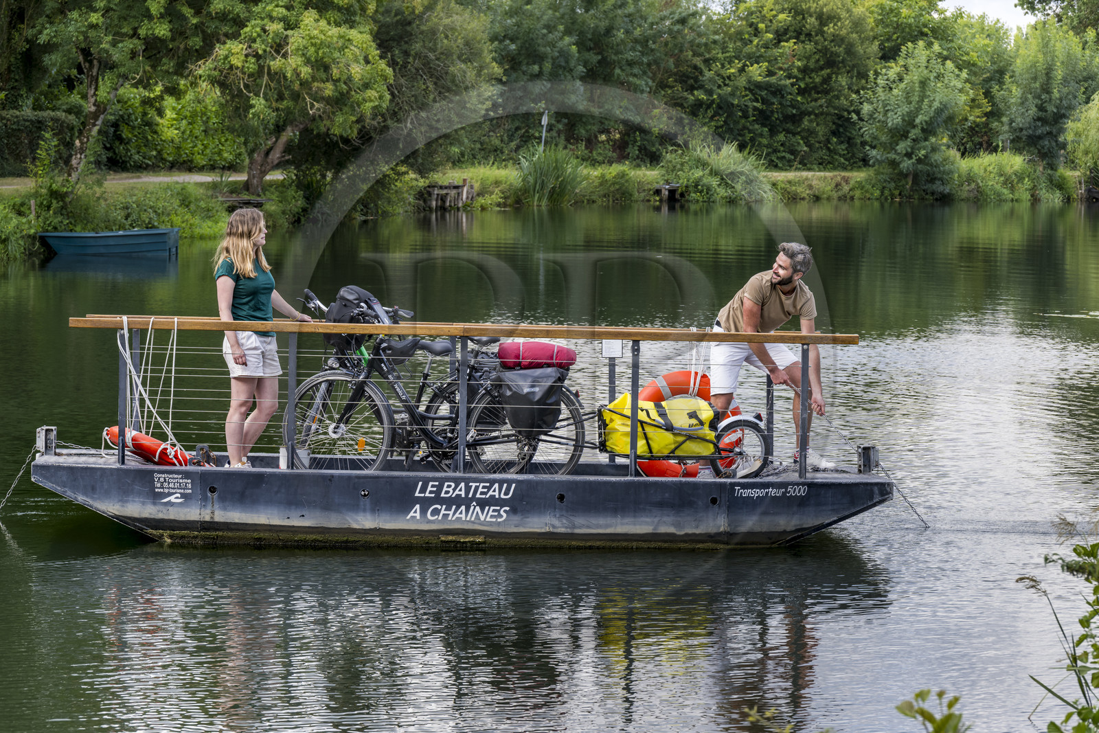 France, Deux-Sèvres (79), le Marais Poitevin, la Venise Verte, Magné, randonnée à bicyclette, passage de la Sèvre Niortaise à sur un des bateaux à chaines en libre accès
