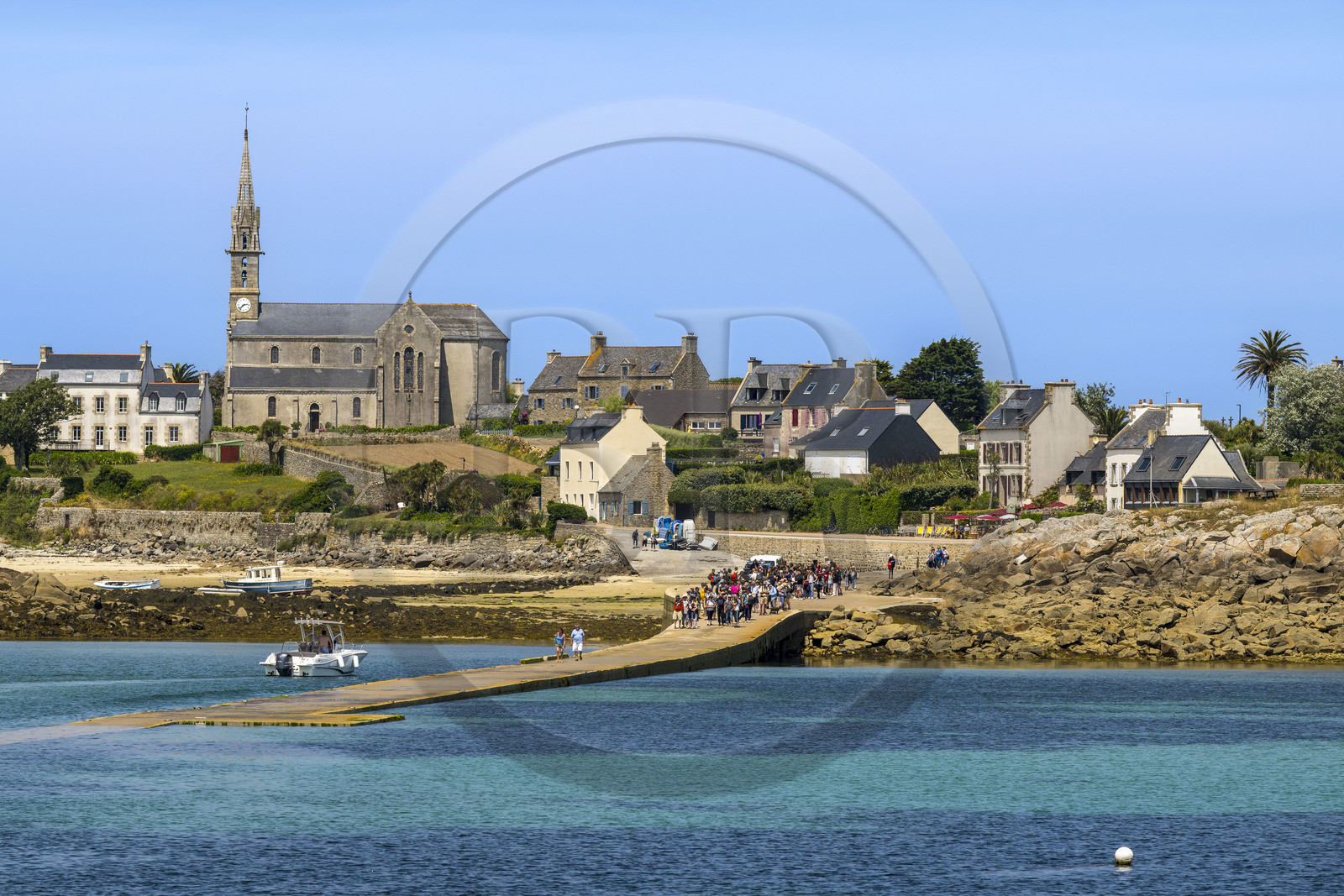 France, Finistère (29), Iles du Ponant, Ile de Batz, l'église Notre-Dame-du-Bon-Secours dans le bourg et l'embarcadère du ferry