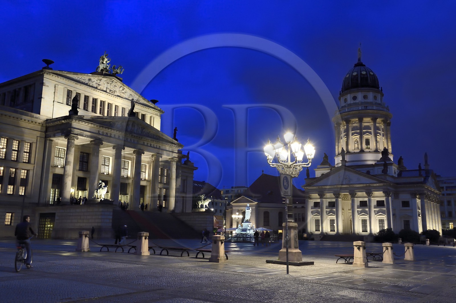Allemagne, Berlin, quartier Mitte, place Gendarmenmarkt, le théâtre Schauspielhaus (Konzerthaus) à gauche et l'église française à droite