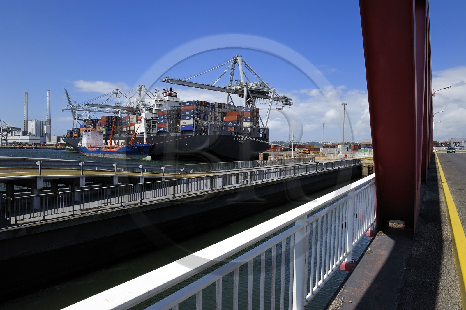 France, Seine-Maritime (76), Le Havre, le port de commerce, porte-conteneurs dans l'écluse François Ier