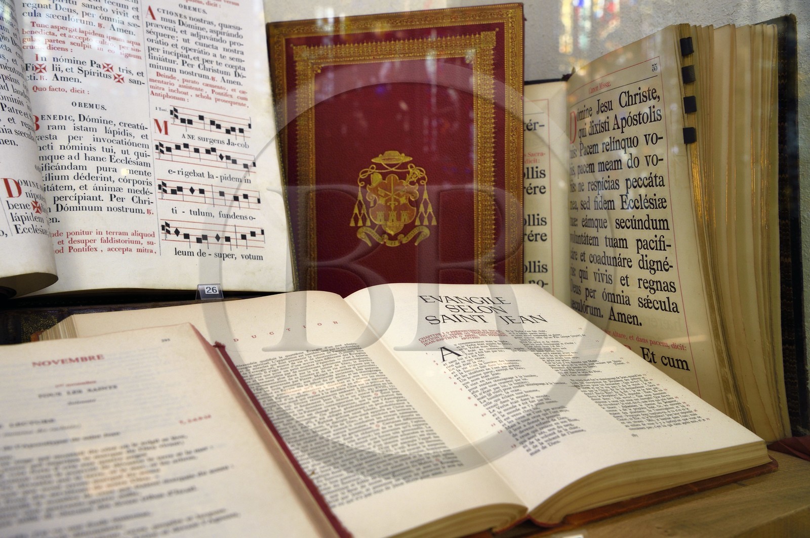 France, Bas-Rhin (67), Strasbourg, vieille ville classée au Patrimoine Mondial de l'UNESCO, la cathédrale Notre-Dame, la galerie du Chevet transformée en lieu d'exposition destiné à la liturgie, livres liturgiques