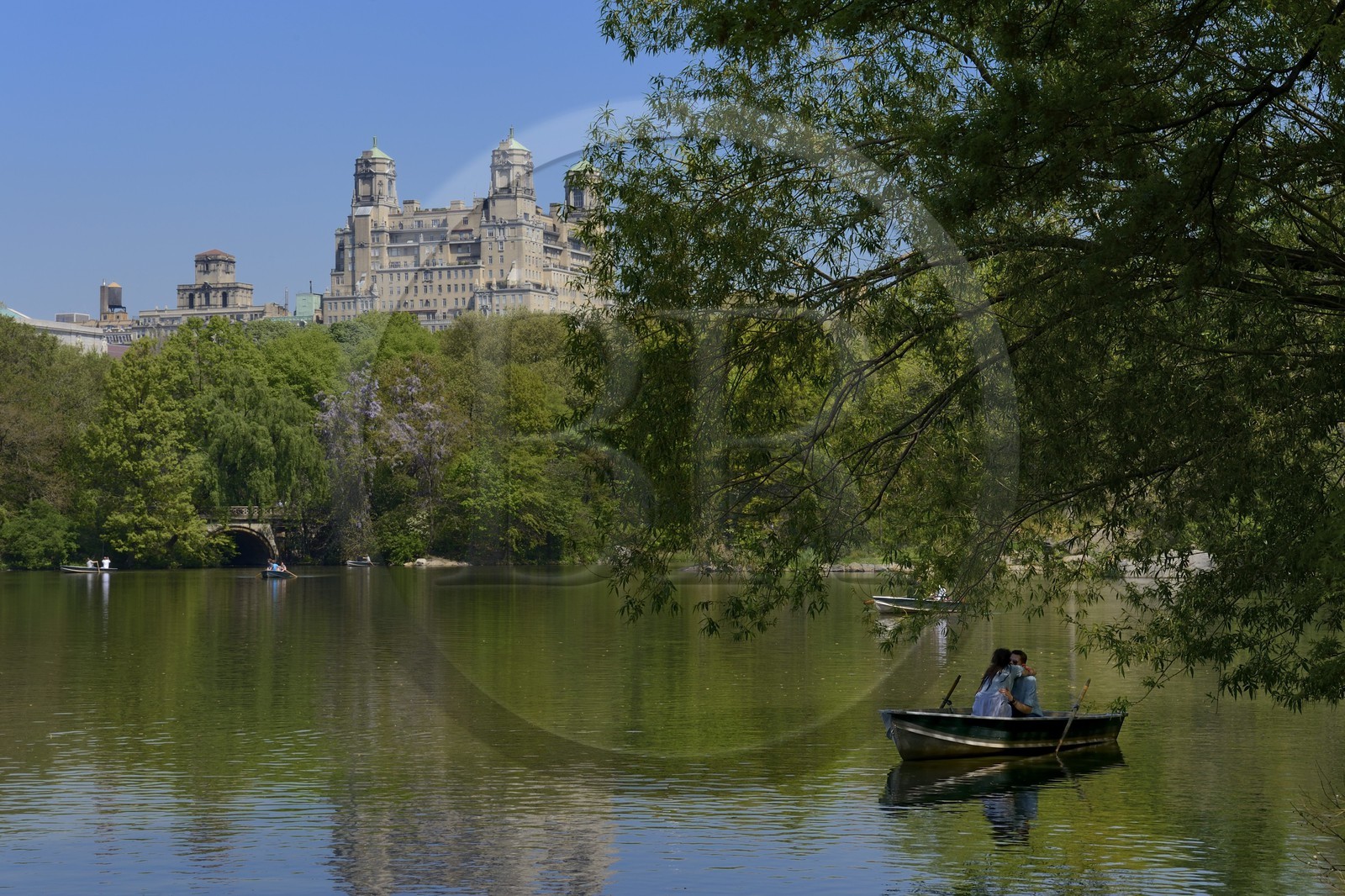 Etats-Unis, New York, Manhattan, Central Park, amoureux dans une barque sur le Lac et les immeubles de l'Upper West Side en arrière plan