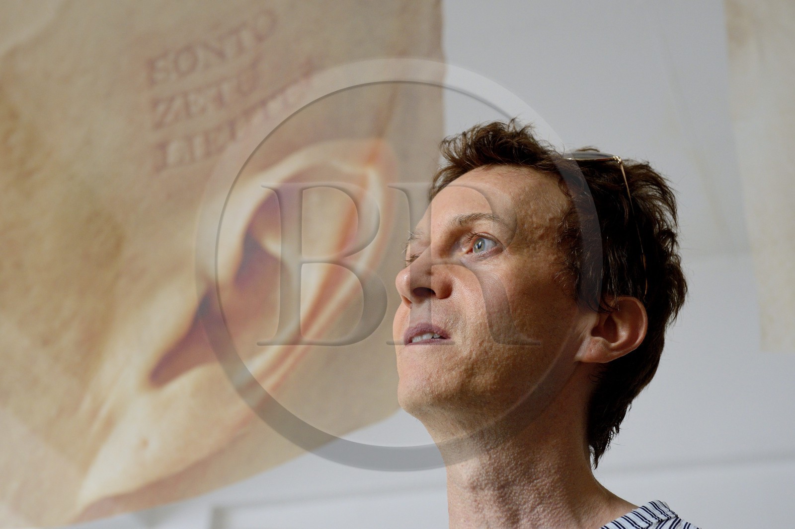 Afrique du Sud, province de Gauteng, Johannesburg, l'artiste Paul Emmanuel dans son atelier, en arrière plan une maquette pour son projet The Lost Men France