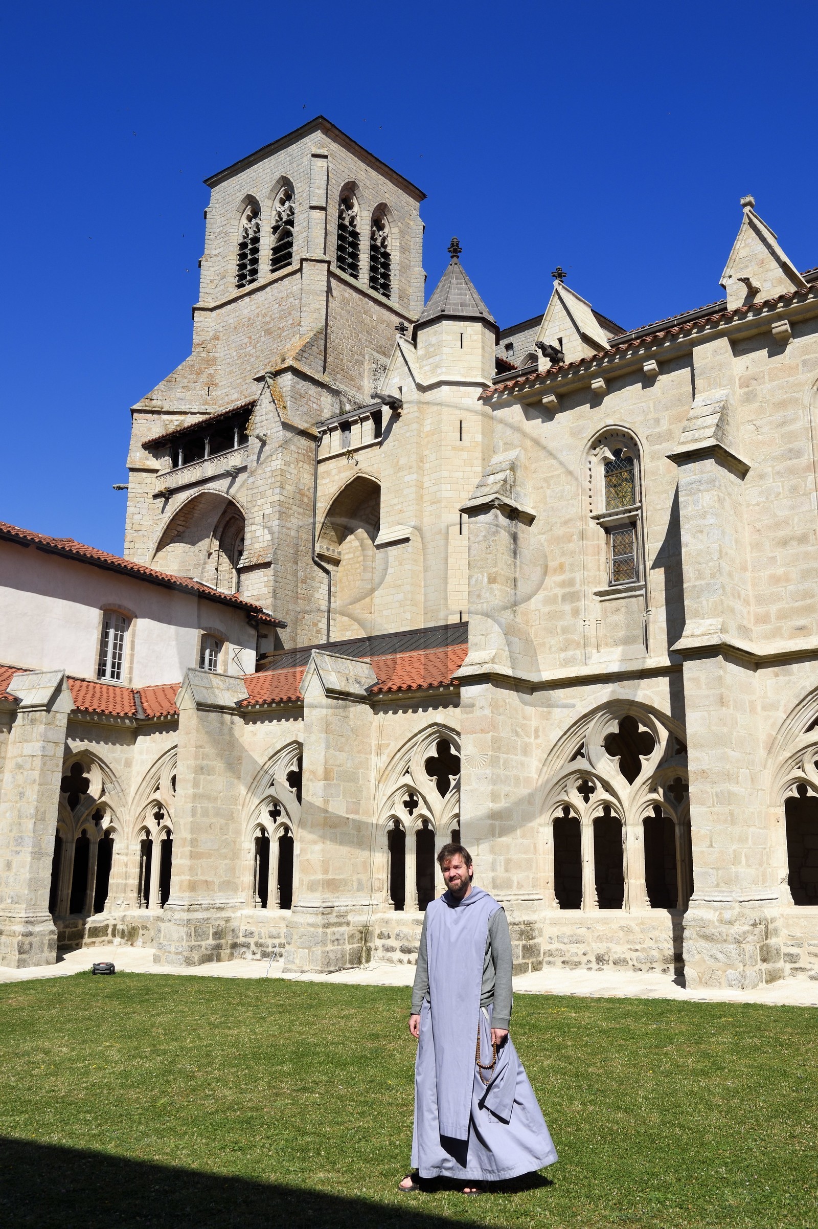 France, Haute-Loire (43), Parc naturel régional Livradois-Forez, abbaye de La Chaise-Dieu, le frère Jean Matthias Helluy de la confrérie de Saint-Jean qui est aussi tailleur de pierre dans le cloitre accolé à l'église abbatiale