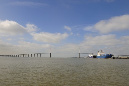 France, Loire-Atlantique (44), port autonome de Nantes Saint-Nazaire, terminal de Montoir de Bretagne et le pont de Saint-Nazaire