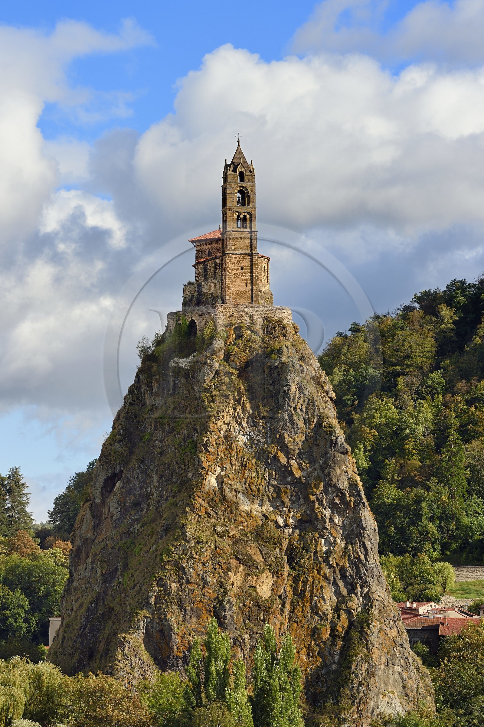 France, Haute-Loire (43), Aiguilhe, commune limitrophe du Puy-en-Velay, étape classée Patrimoine Mondial de l'UNESCO dans le cadre des chemins de Compostelle, la Chapelle Saint-Michel d'Aiguilhe perchée sur un piton volcanique