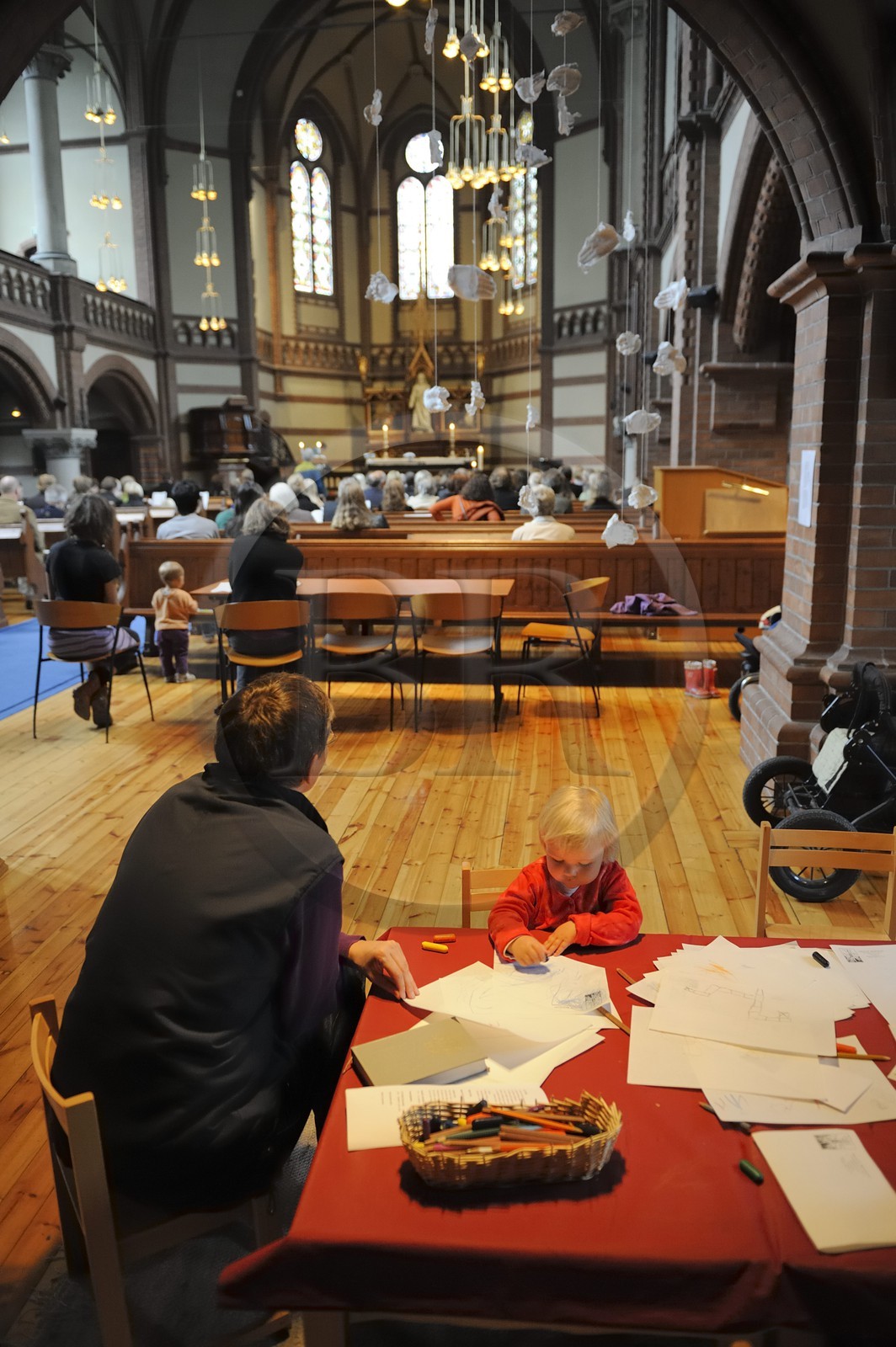 Norvège, Oslo, église de Grünerlokka, les plus jeunes enfants dessinent pendant l'office