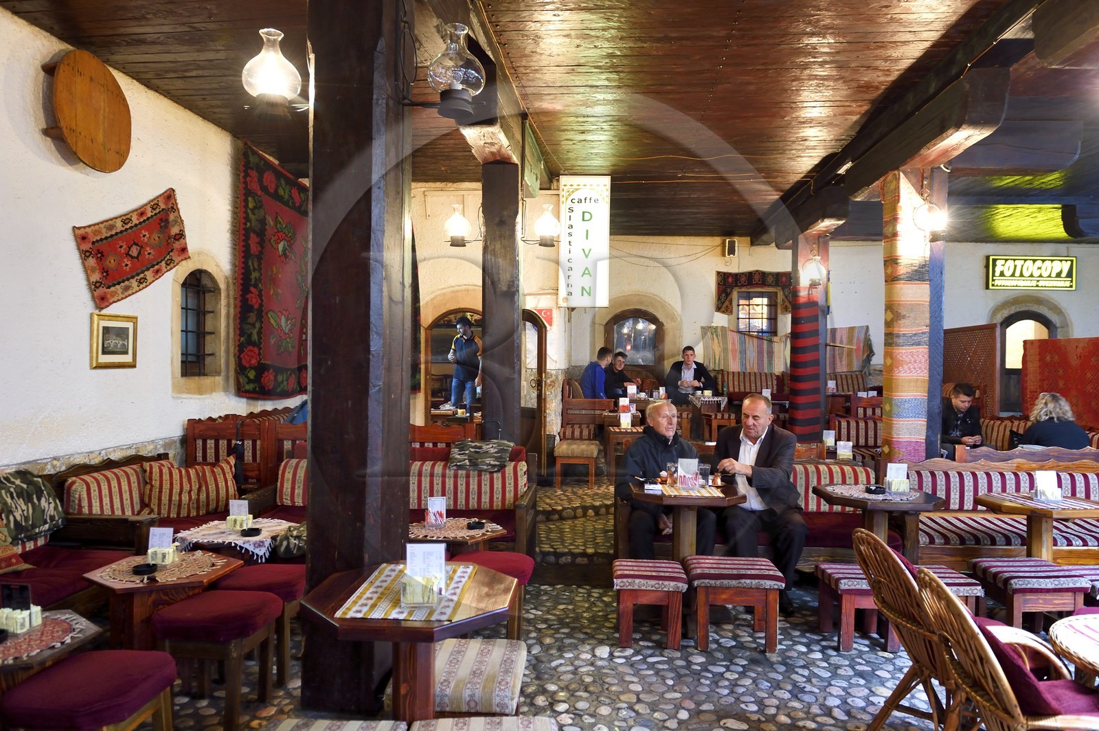 Bosnie-Herzégovine, Sarajevo, quartier de Bascarsija dans la vieille ville, hommes au Café de Morica Han