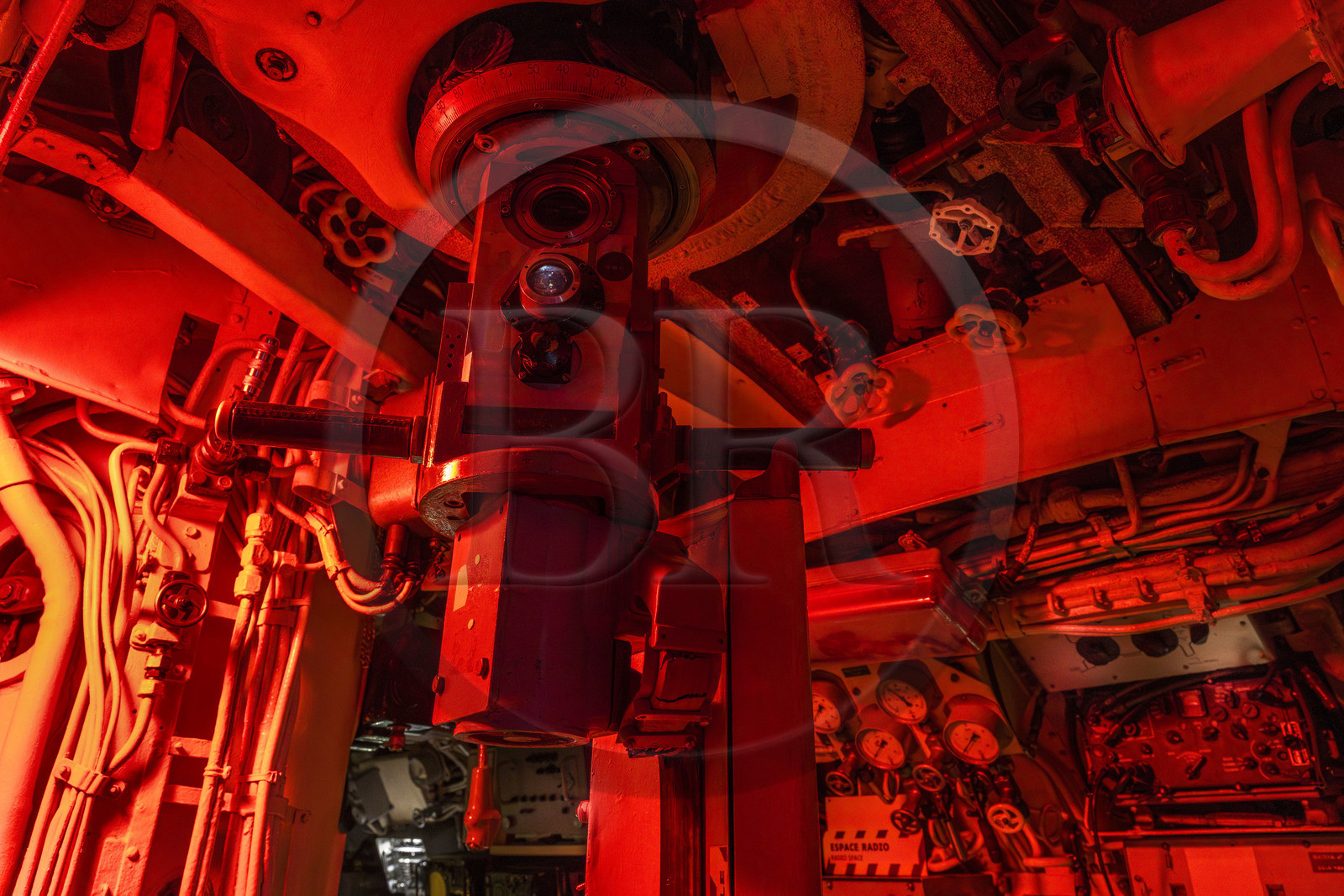 France, Morbihan (56), Lorient, Lorient La Base, ancienne base de sous-marins construite par les Allemands durant la Seconde Guerre mondiale, sous-marin Flore S645 en service de 1964 à 1989 et son musée, central opération et son périscope