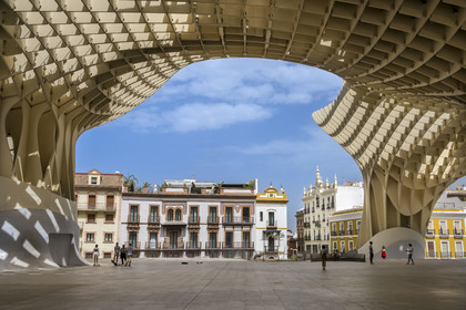Spain, Andalusia, Seville, Plaza de la Encarnacion - Plaza Mayor, Metropol Parasol or Setas de Sevilla (built 2011) by architect Jurgen Mayer-Hermann