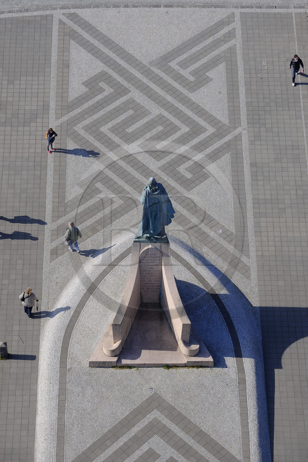 Iceland, Reykjavik, statue of Leifur Eriksson in front of Hallgrimskirkja Church
