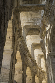 France, Bouches-du-Rhône (13), Arles,  classé Patrimoine Mondial de l'UNESCO, la galerie extérieure rez-de-chaussée encore couverte partiellement de grandes dalles monolithes