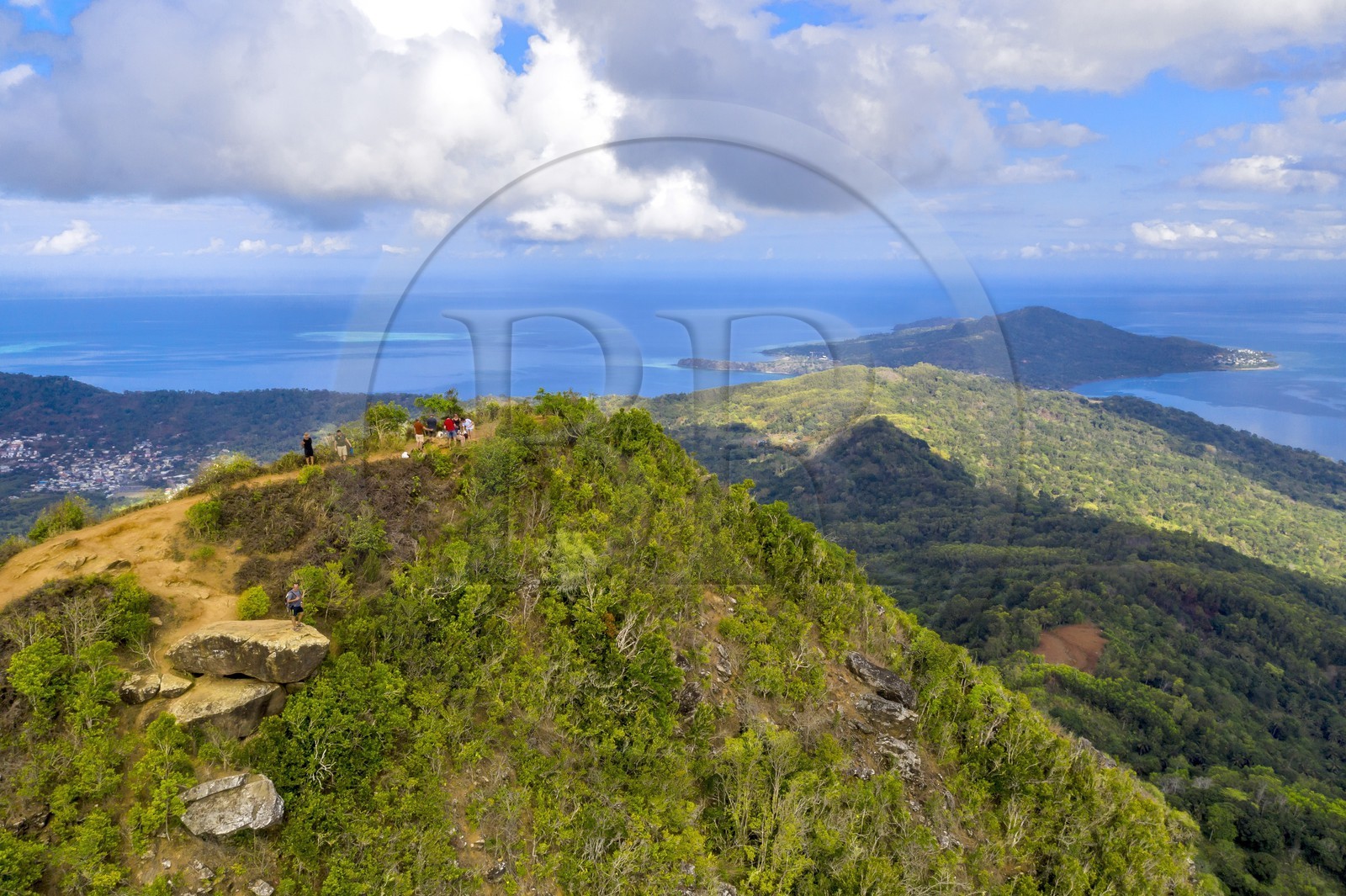 France, Ile de Mayotte, Grande-Terre, Réserve Forestière des Cretes du Sud, randonneurs au sommet du Mont Choungui (594 mètres) (vue aérienne)