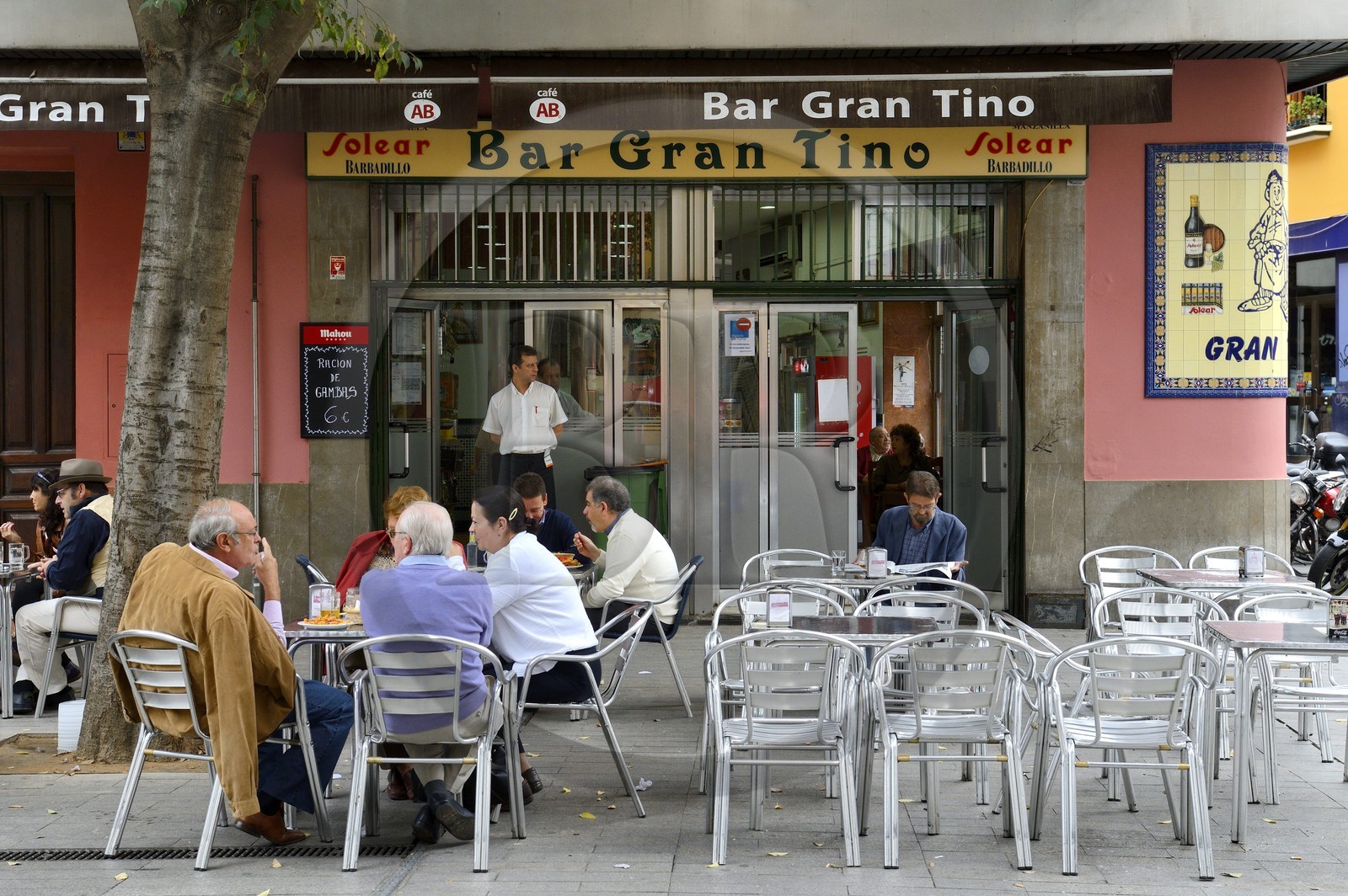 Spain, Andalusia, Seville, Santa Cruz district, tapas bar on plaza Alfalfa