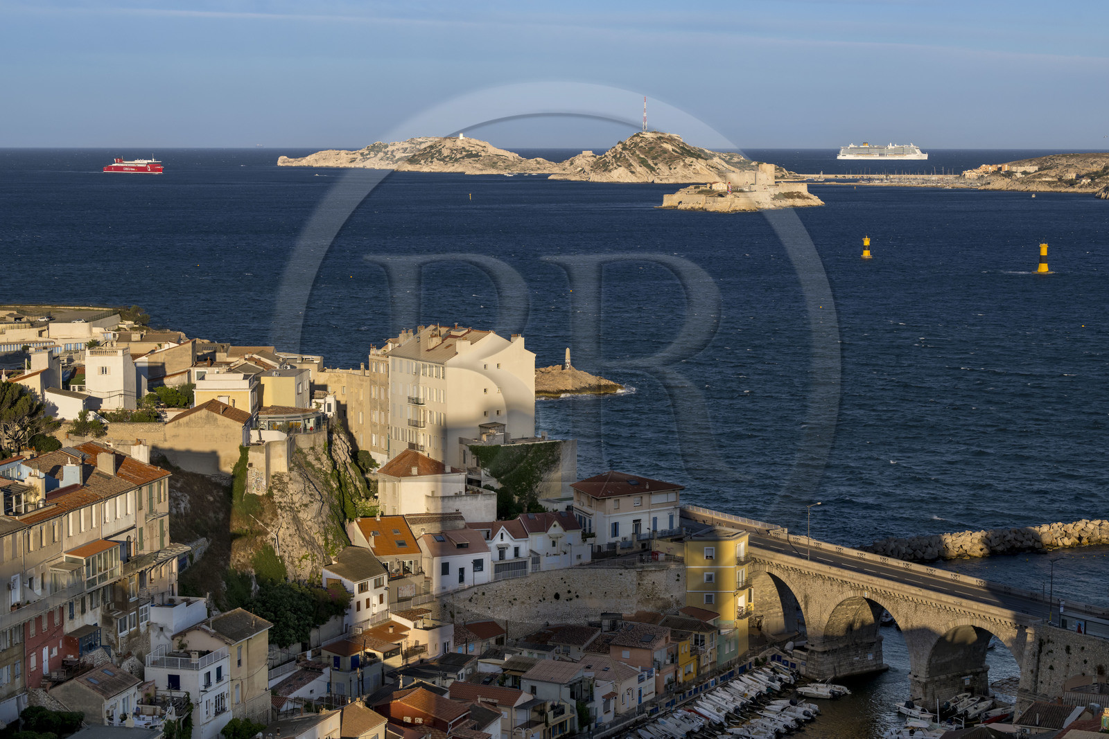 France, Bouches-du-Rhône (13), Marseille, quartier d'Endoume, le Vallon des Auffes, l'archipel du Frioul avec le Chateau d'If en arrière plan, arrivée d'un ferry de Corsica Linea et d'un bateau de croisière Costa au petit matin