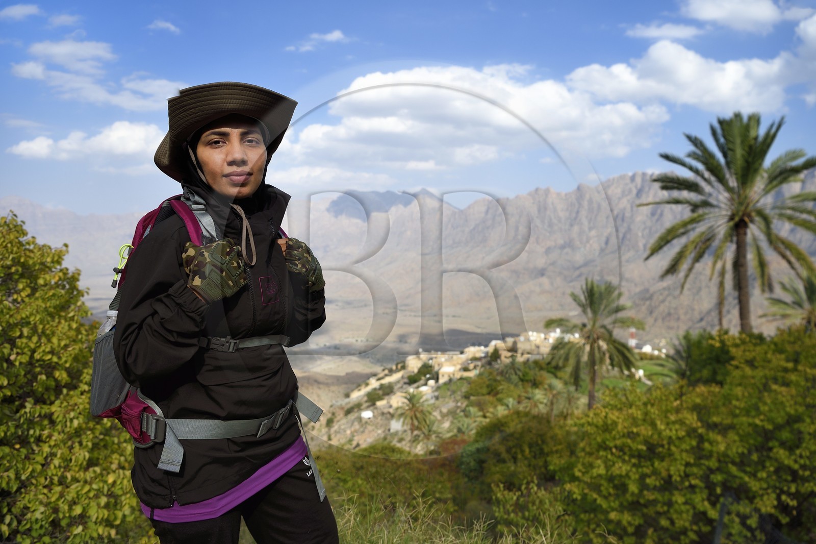 Sultanat d'Oman, Gouvernorat d'Al-Batina du Sud, Hajar occidental, Wadi Mistall, la randonneuse Badour Al Salhi dans les cultures en terrasse surplombant le village de Wakan (Wukan)