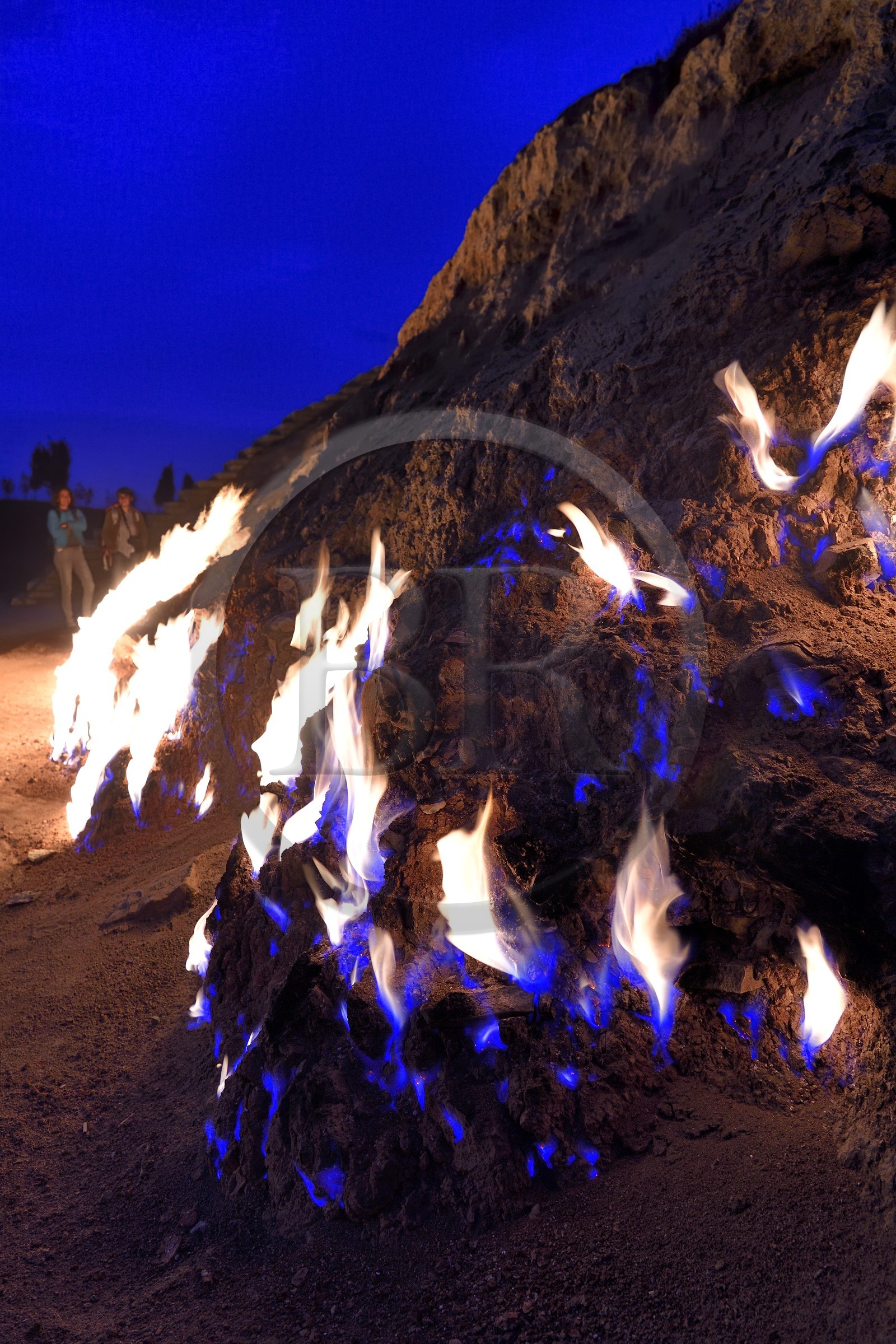 Azerbaïdjan, Bakou, Absheron Peninsula, Yanar Dag qui signifie «montagne en feu», est un feu de gaz naturel qui flamboie continuellement sur une colline