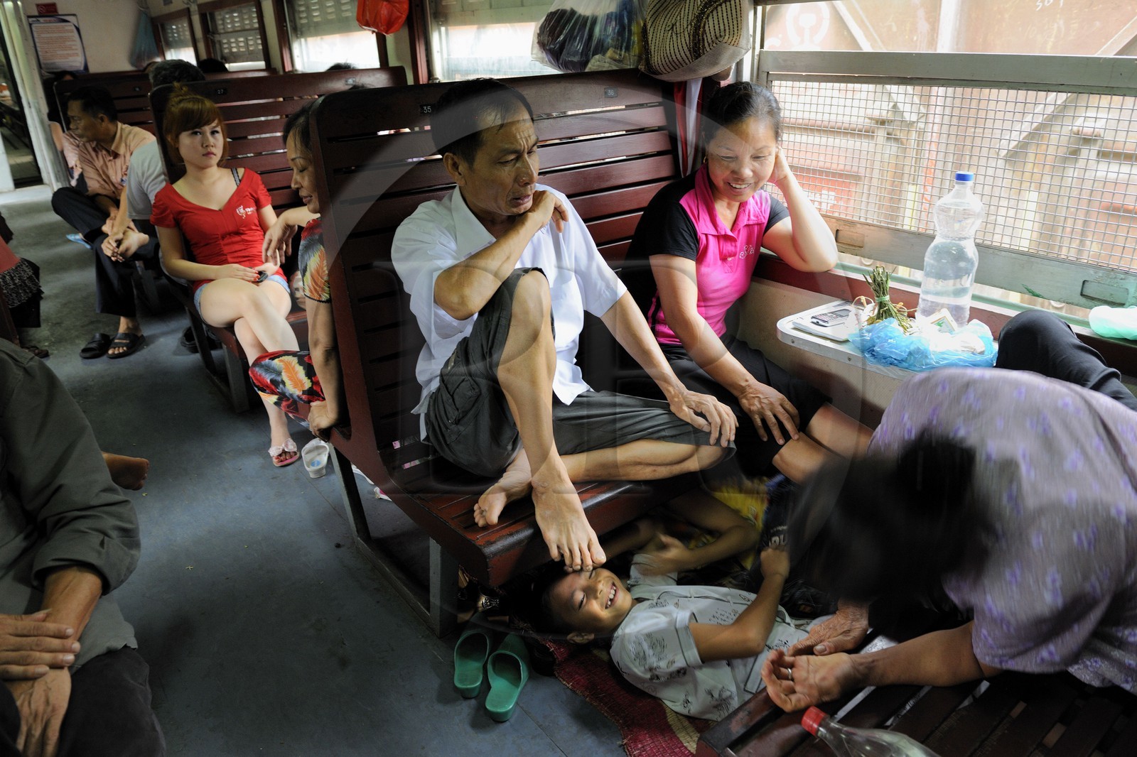 Vietnam, train de jour de Lao Cai à Hanoï, classe assis dur non climatisé, on dort où l'on peut