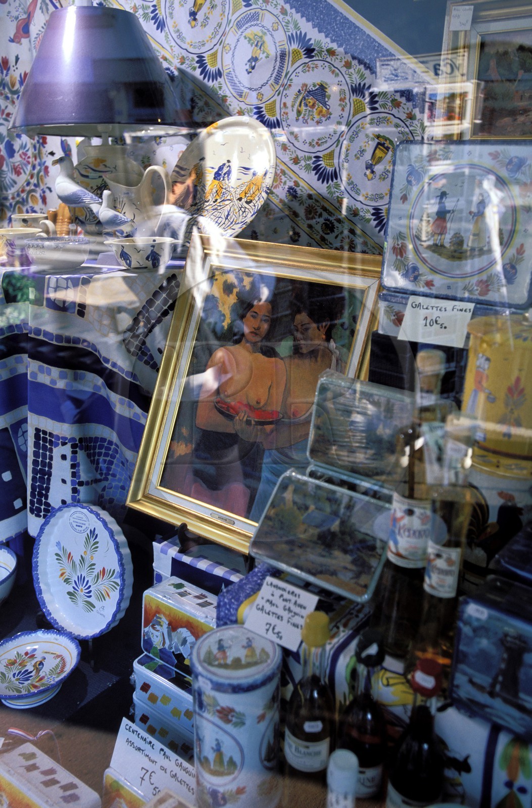 France, Finistère (29), Pont-Aven, une boutique de souvenirs autour de Gauguin (Pays bigouden)