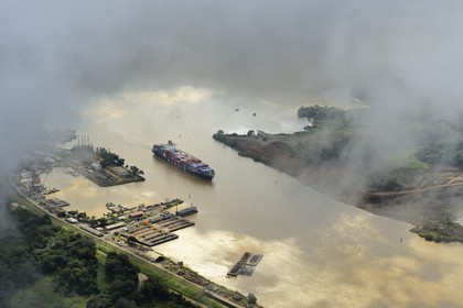 Panama, Canal de Panama à Gamboa, cargo Panamax porte-conteneurs (vue aérienne)