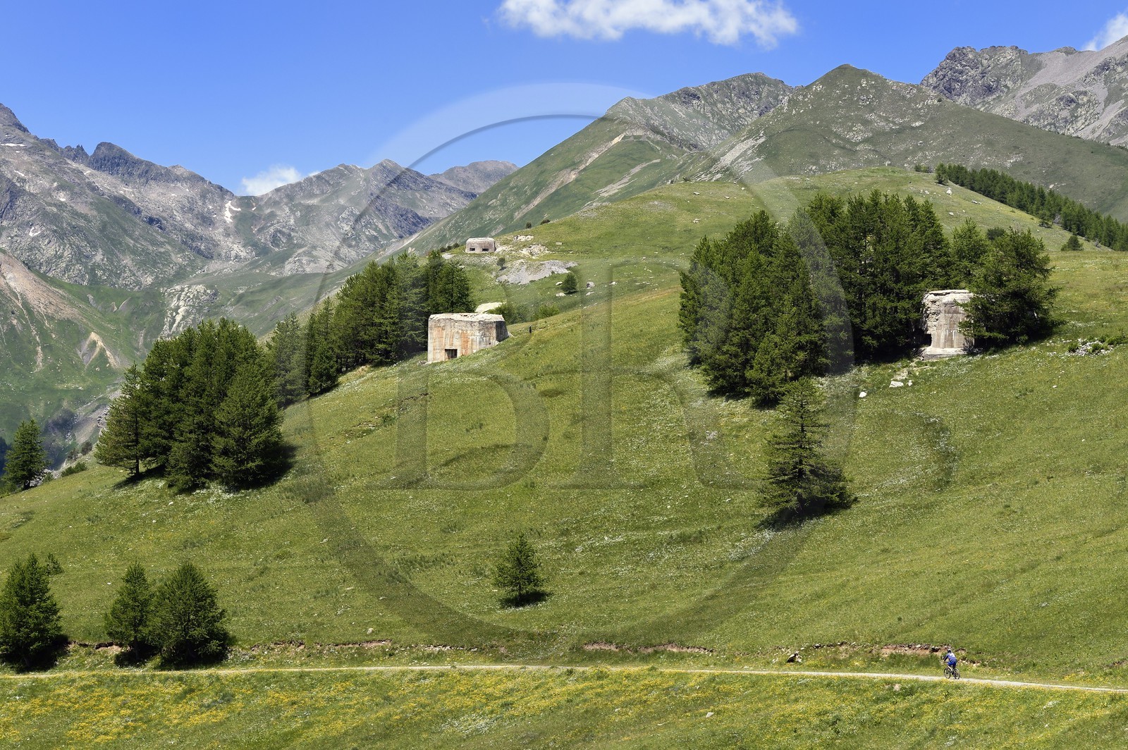 France, Alpes-Maritimes (06), vallée de la Roya, région de Tende à la baisse (col) de Peyrefique (2028 m) et surplombant la vallée de la Casterine, bunkers faisant partie d'une ligne fortifiée de la frontière italienne construite sous Mussolini