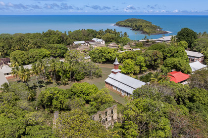 France, Guyane, Kourou, Iles du Salut, l'Ile Royale qui accueillait l'administration, la chapelle et l'hôpital du bagne ainsi que les logements de la direction et des gardiens (vue aérienne)