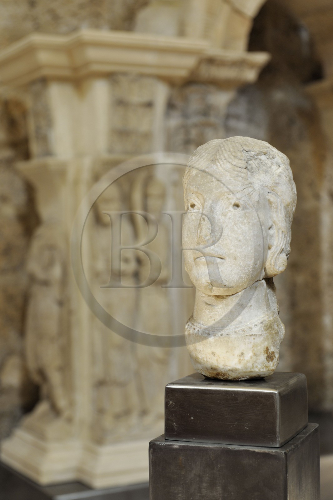 France, Hérault (34), village médiéval de Saint-Guilhem-le-Désert, étape du pélerinage de Saint-Jacques-de-Compostelle, labellisé Les Plus Beaux Villages de France, abbaye de Gellone du XIe siècle classée Patrimoine Mondial de l'UNESCO, le dépôt lapidaire de l’Abbaye, portrait féminin seconde moitié du 12ème siècle