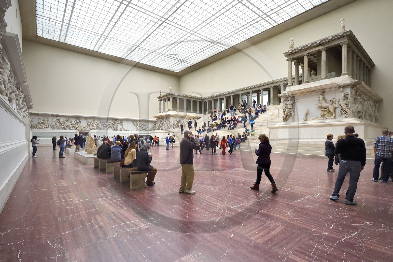 Allemagne, Berlin, l'Ile aux musées, classée Patrimoine Mondial de l'UNESCO, musée de Pergame (Pergamonmuseum), Grand autel de Pergame, monument religieux du IIème siècle avant JC découvert en 1871 par Carl Humann sur l'acropole de la ville de Pergame (Turquie)